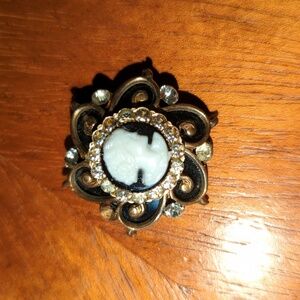 1940s to the 1950s unmarked Cameo Brooch